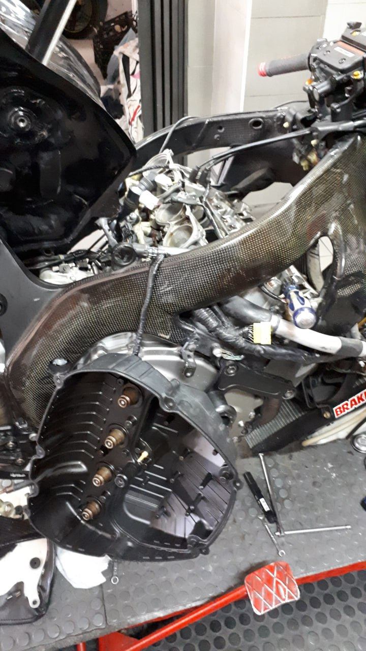 Moto parzialmente smontata sul banco di lavoro dell'officina