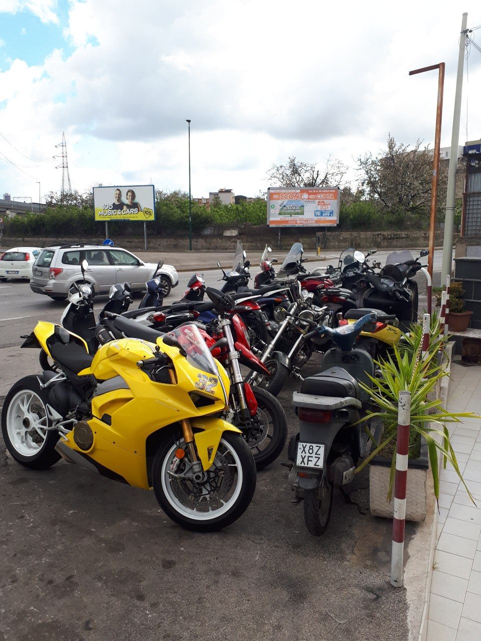 Moto e scooter parcheggiati nel piazzale esterno dell'officina