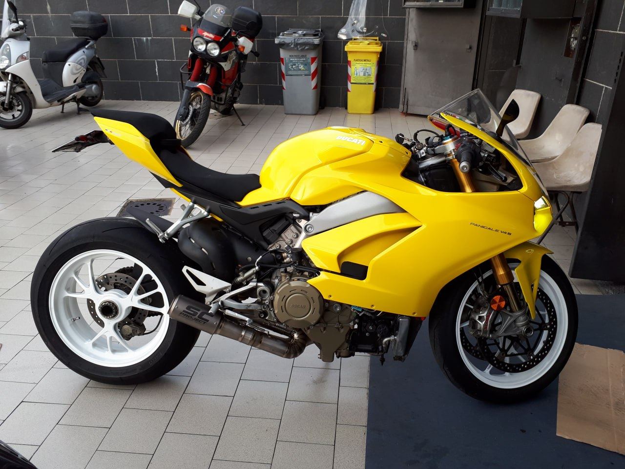 Moto sportiva gialla parcheggiata all'interno dell'officina